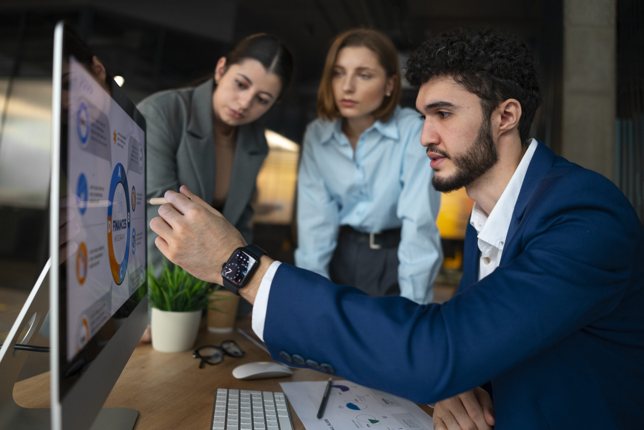 gente-en-la-oficina-analizando-y-revisando-graficos-financieros